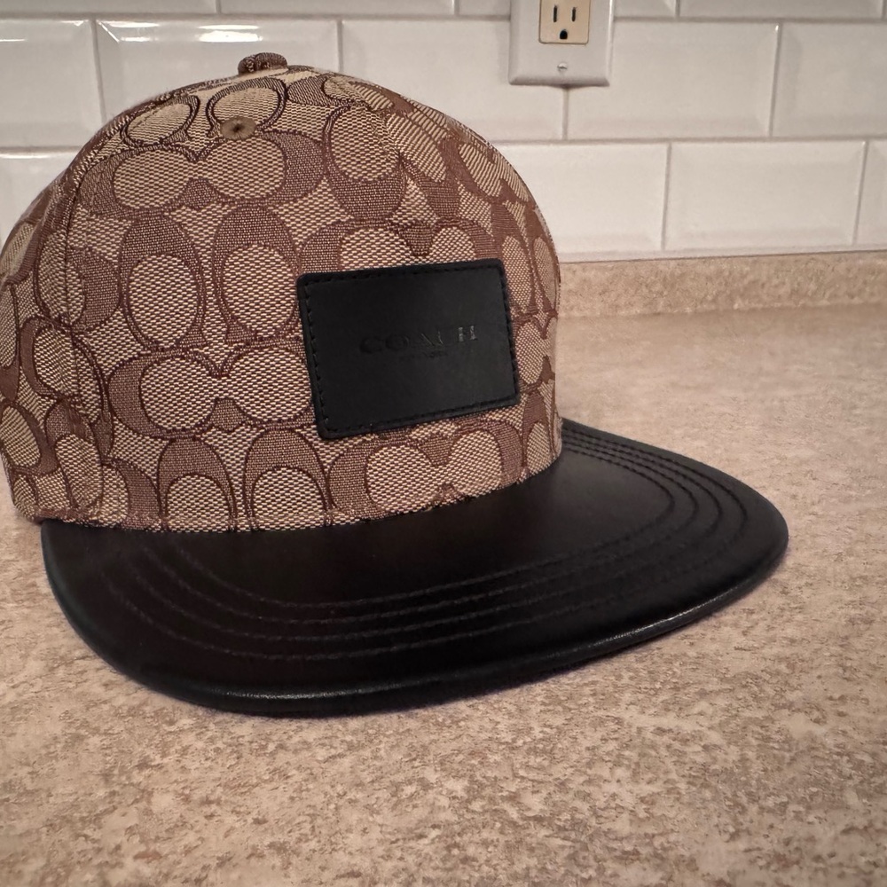 Coach Signature Pattern Tan and Black Men's Hat like new